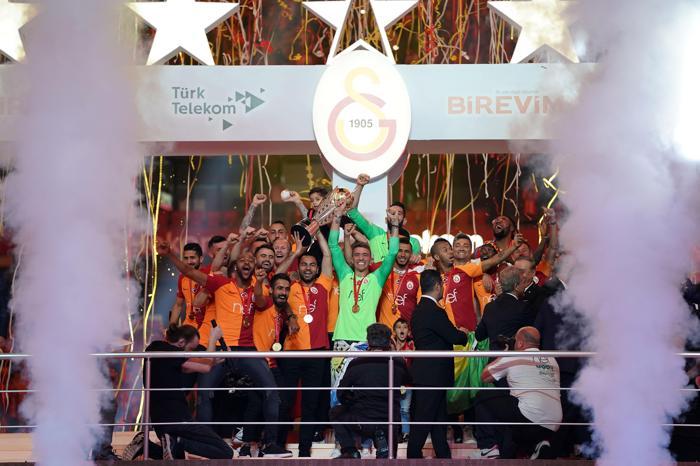 Fatih Terim ve futbolcuları ayakta alkışlandı Muhteşem geceden kareler