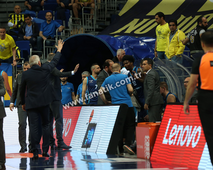Fenerbahçe Beko - Türk Telekom maçında gerginlik