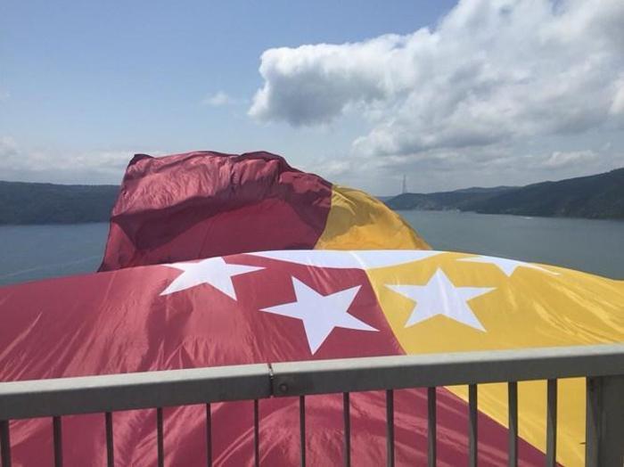 Şampiyon Galatasarayın bayrağı köprülere asıldı