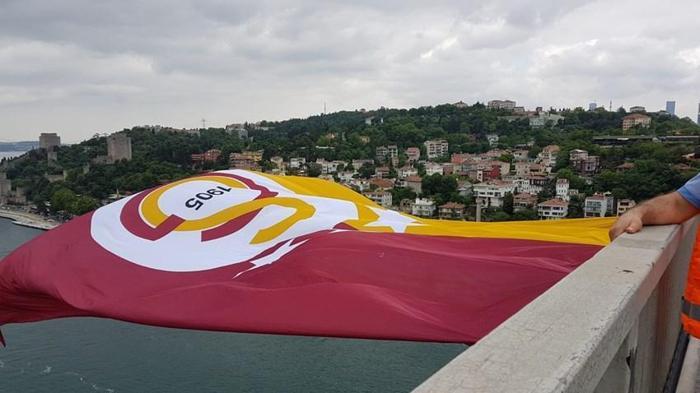 Şampiyon Galatasarayın bayrağı köprülere asıldı