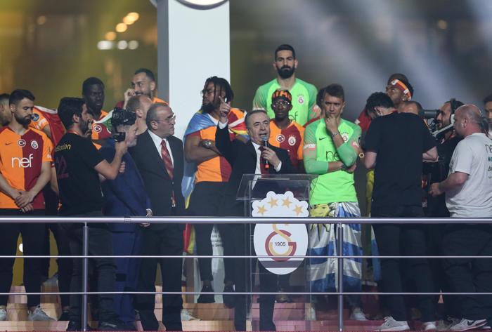 Fatih Terim ve futbolcuları ayakta alkışlandı Muhteşem geceden kareler