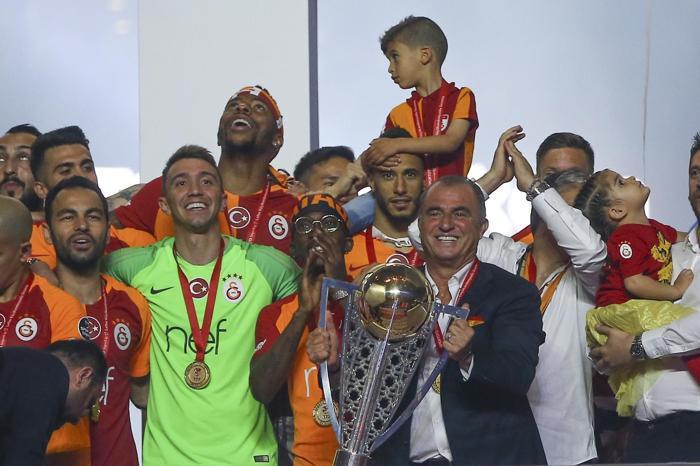 Fatih Terim ve futbolcuları ayakta alkışlandı Muhteşem geceden kareler