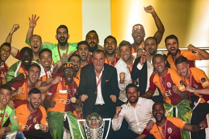 Fatih Terim ve futbolcuları ayakta alkışlandı Muhteşem geceden kareler