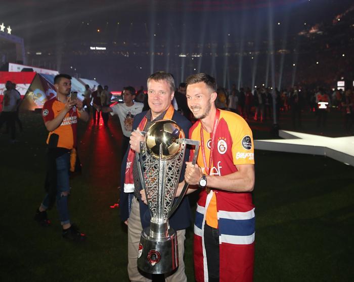 Fatih Terim ve futbolcuları ayakta alkışlandı Muhteşem geceden kareler