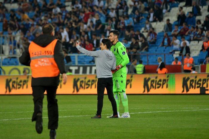 Uğurcan Çakır neye uğradığına şaşırdı Saha içinde selfie