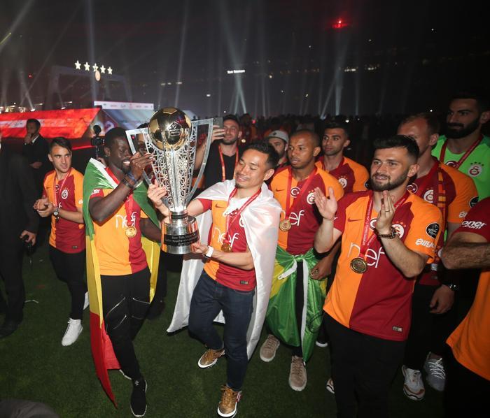 Fatih Terim ve futbolcuları ayakta alkışlandı Muhteşem geceden kareler