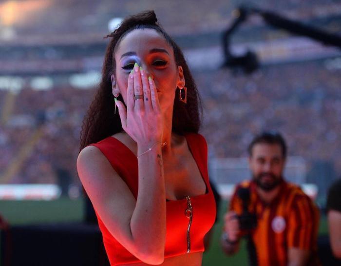 Şarkıcı Alya şampiyonluk kutlamasında coşturdu