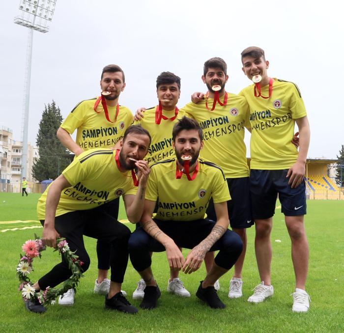 Şampiyon Menemen Belediyespor kupasını büyük coşkuyla kaldırdı