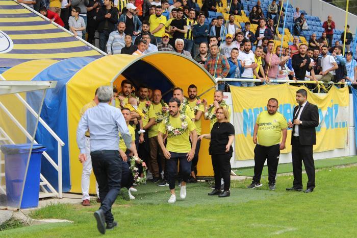 Şampiyon Menemen Belediyespor kupasını büyük coşkuyla kaldırdı