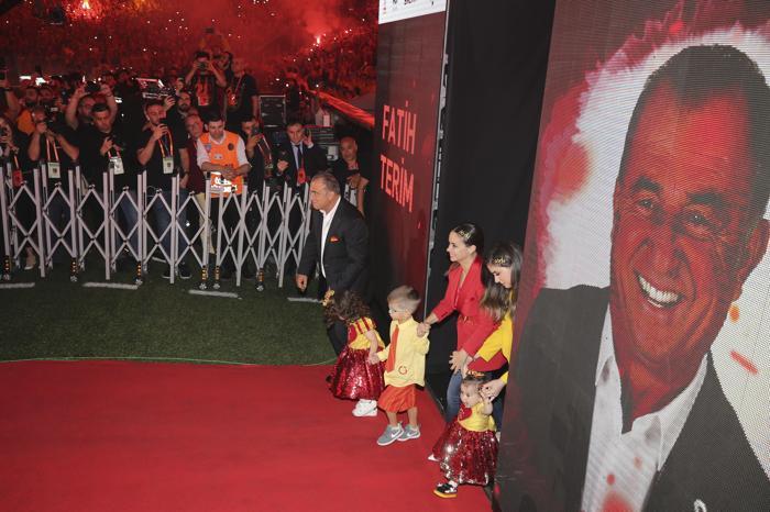 Fatih Terim ve futbolcuları ayakta alkışlandı Muhteşem geceden kareler