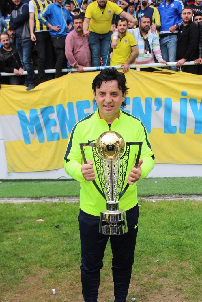 Şampiyon Menemen Belediyespor kupasını büyük coşkuyla kaldırdı