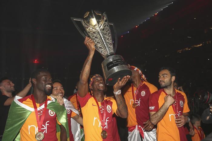 Fatih Terim ve futbolcuları ayakta alkışlandı Muhteşem geceden kareler