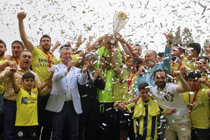 Şampiyon Menemen Belediyespor kupasını büyük coşkuyla kaldırdı