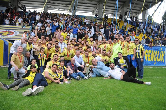 Şampiyon Menemen Belediyespor kupasını büyük coşkuyla kaldırdı
