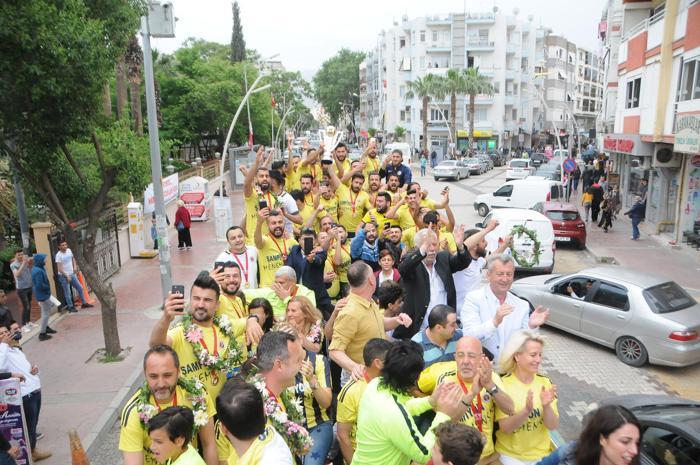 Şampiyon Menemen Belediyespor kupasını büyük coşkuyla kaldırdı