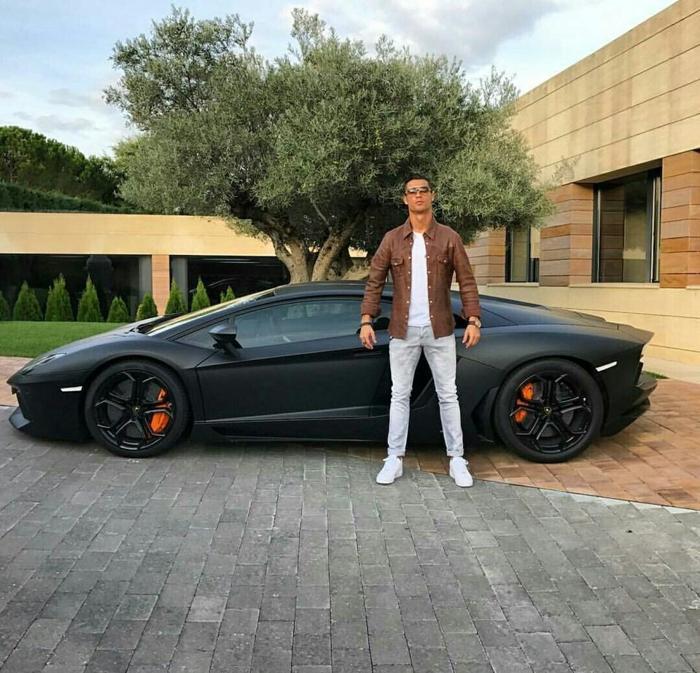 Lamborghini Aventador LP700-4 - 450 bin euro