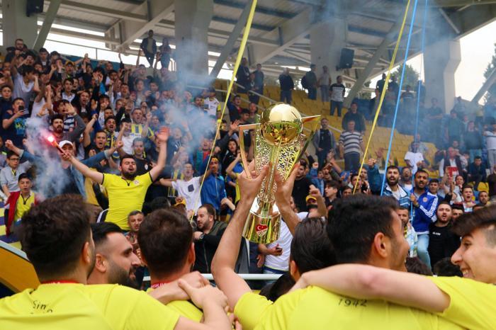 Şampiyon Menemen Belediyespor kupasını büyük coşkuyla kaldırdı