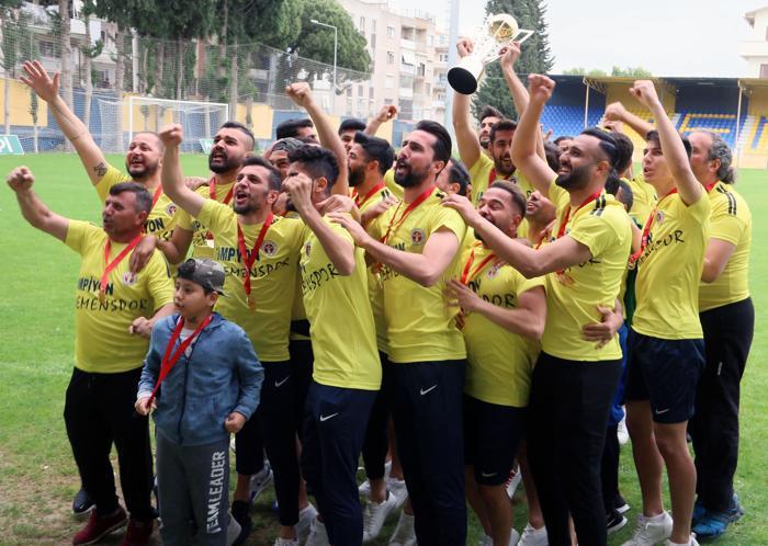Şampiyon Menemen Belediyespor kupasını büyük coşkuyla kaldırdı
