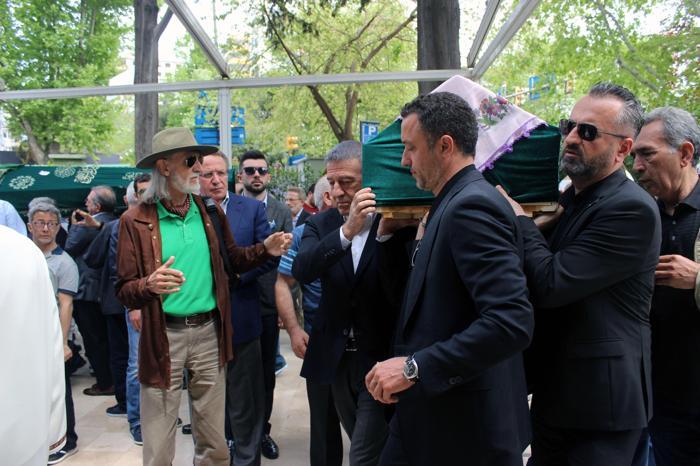 Ahmet Ağaoğlundan kayınvalidesine son görev