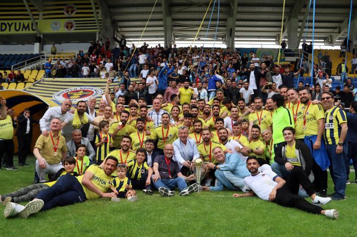 Şampiyon Menemen Belediyespor kupasını büyük coşkuyla kaldırdı