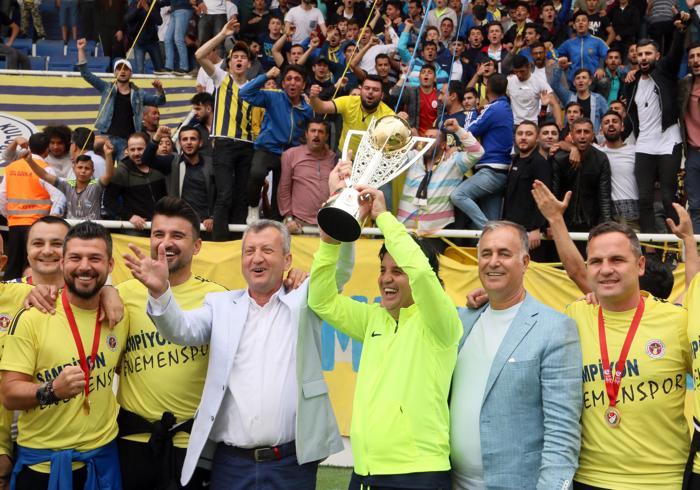 Şampiyon Menemen Belediyespor kupasını büyük coşkuyla kaldırdı