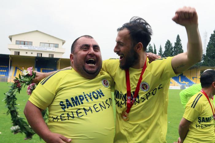 Şampiyon Menemen Belediyespor kupasını büyük coşkuyla kaldırdı