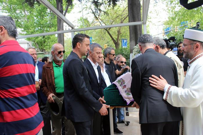 Ahmet Ağaoğlundan kayınvalidesine son görev
