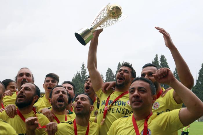 Şampiyon Menemen Belediyespor kupasını büyük coşkuyla kaldırdı