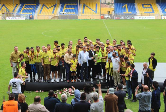 Şampiyon Menemen Belediyespor kupasını büyük coşkuyla kaldırdı