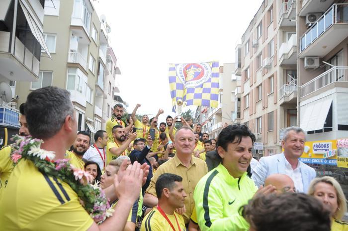 Şampiyon Menemen Belediyespor kupasını büyük coşkuyla kaldırdı