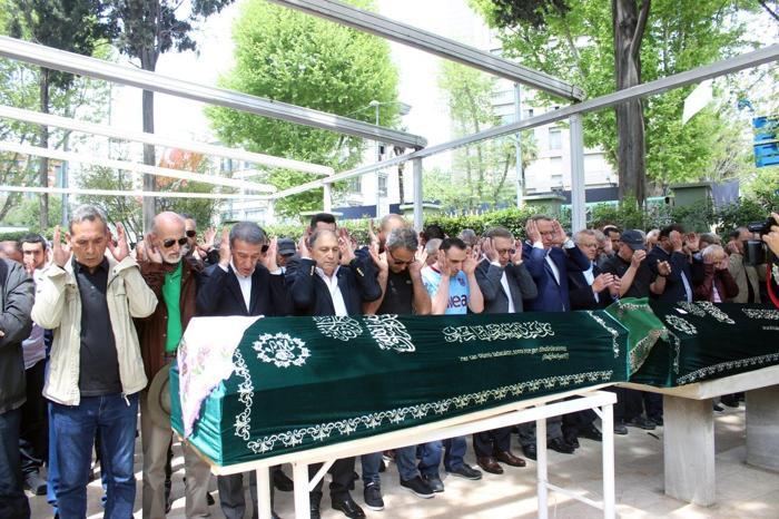Ahmet Ağaoğlundan kayınvalidesine son görev