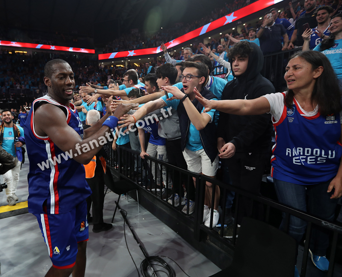 Anadolu Efes - Barcelona Lassa maçından ekrana yansımayanlar