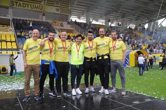Şampiyon Menemen Belediyespor kupasını büyük coşkuyla kaldırdı