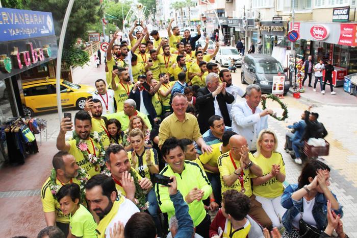 Şampiyon Menemen Belediyespor kupasını büyük coşkuyla kaldırdı