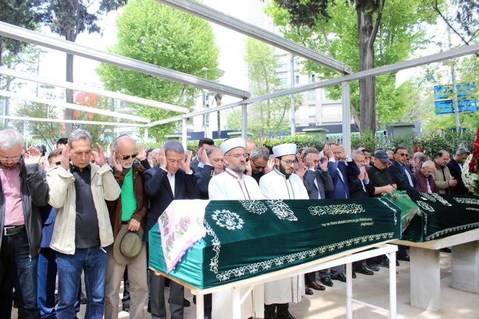 Ahmet Ağaoğlundan kayınvalidesine son görev
