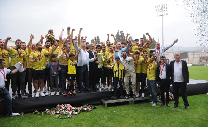 Şampiyon Menemen Belediyespor kupasını büyük coşkuyla kaldırdı