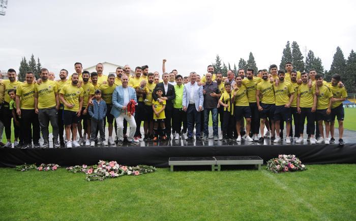 Şampiyon Menemen Belediyespor kupasını büyük coşkuyla kaldırdı