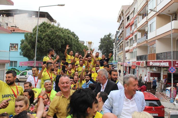 Şampiyon Menemen Belediyespor kupasını büyük coşkuyla kaldırdı