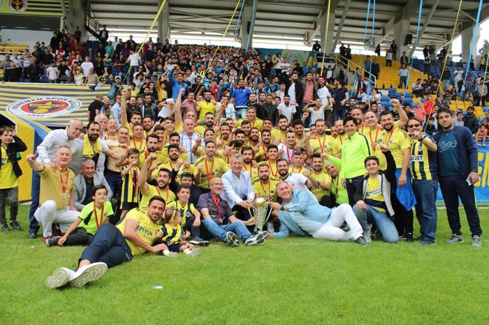 Şampiyon Menemen Belediyespor kupasını büyük coşkuyla kaldırdı
