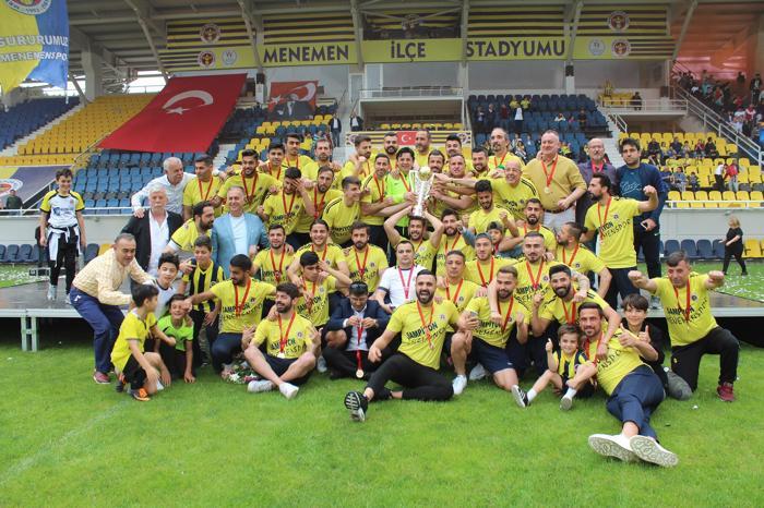 Şampiyon Menemen Belediyespor kupasını büyük coşkuyla kaldırdı