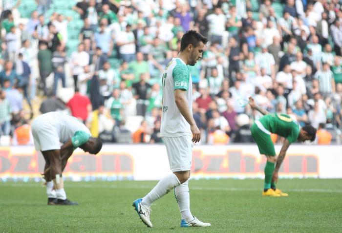 Bursaspor taraftarı çıldırdı Futbolculara sert tepki