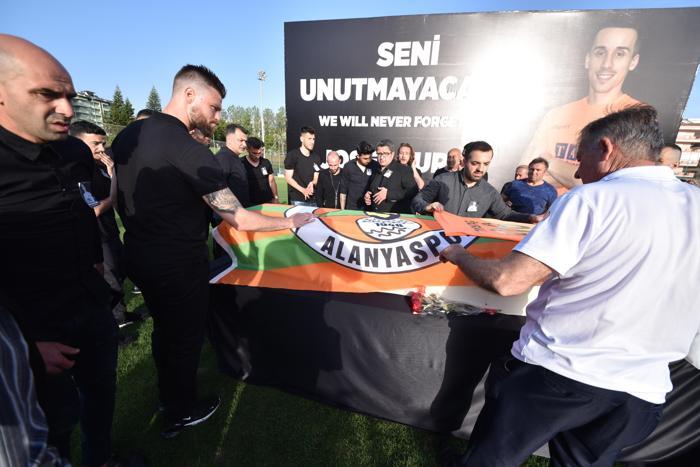 Josef Sural son yolculuğuna gözyaşları içerisinde uğurlandı