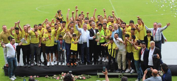 Şampiyon Menemen Belediyespor kupasını büyük coşkuyla kaldırdı