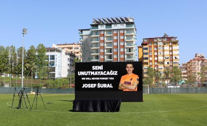 Josef Sural son yolculuğuna gözyaşları içerisinde uğurlandı