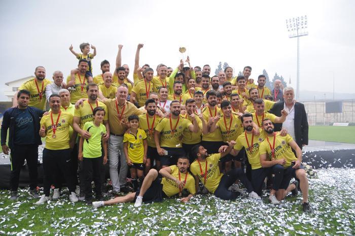 Şampiyon Menemen Belediyespor kupasını büyük coşkuyla kaldırdı