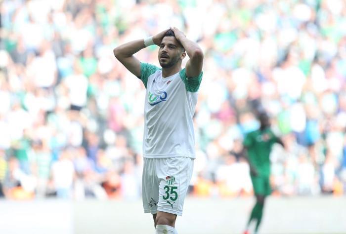 Bursaspor taraftarı çıldırdı Futbolculara sert tepki