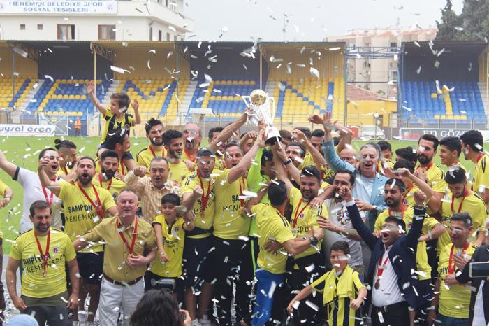 Şampiyon Menemen Belediyespor kupasını büyük coşkuyla kaldırdı