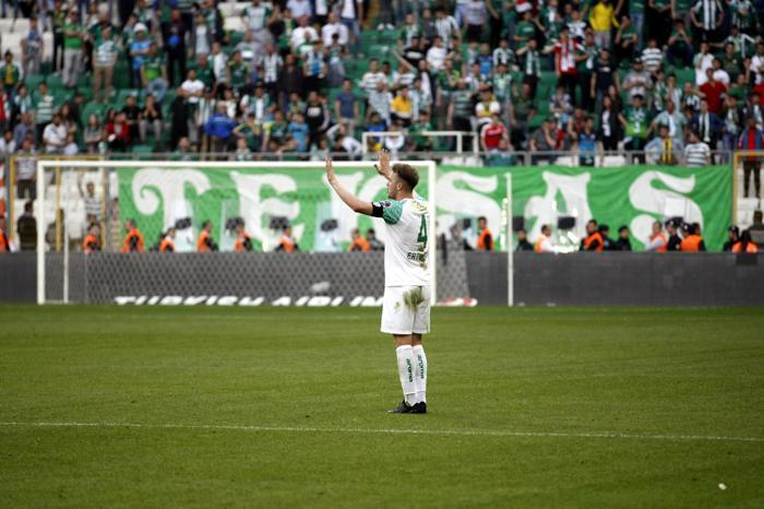 Bursaspor taraftarı çıldırdı Futbolculara sert tepki