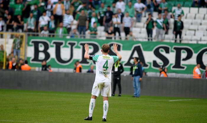 Bursaspor taraftarı çıldırdı Futbolculara sert tepki