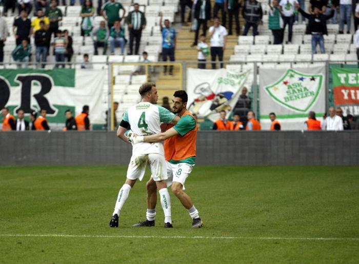 Bursaspor taraftarı çıldırdı Futbolculara sert tepki